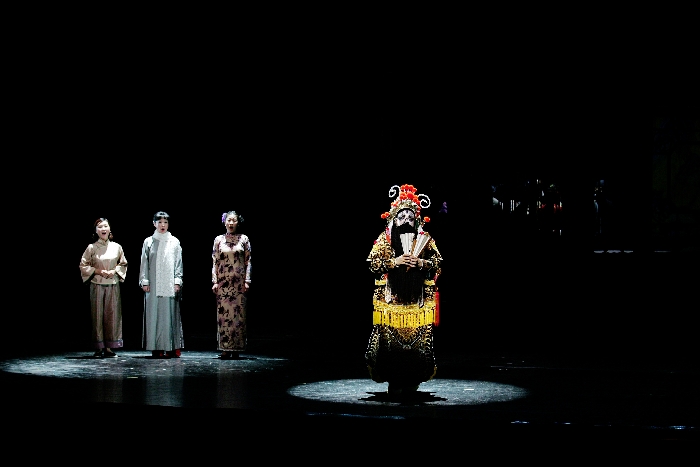 Xiaogang_Ye_Rehearsing_Grand_Theater_Overture_with_Seiji_Ozawa_Beijing.jpg